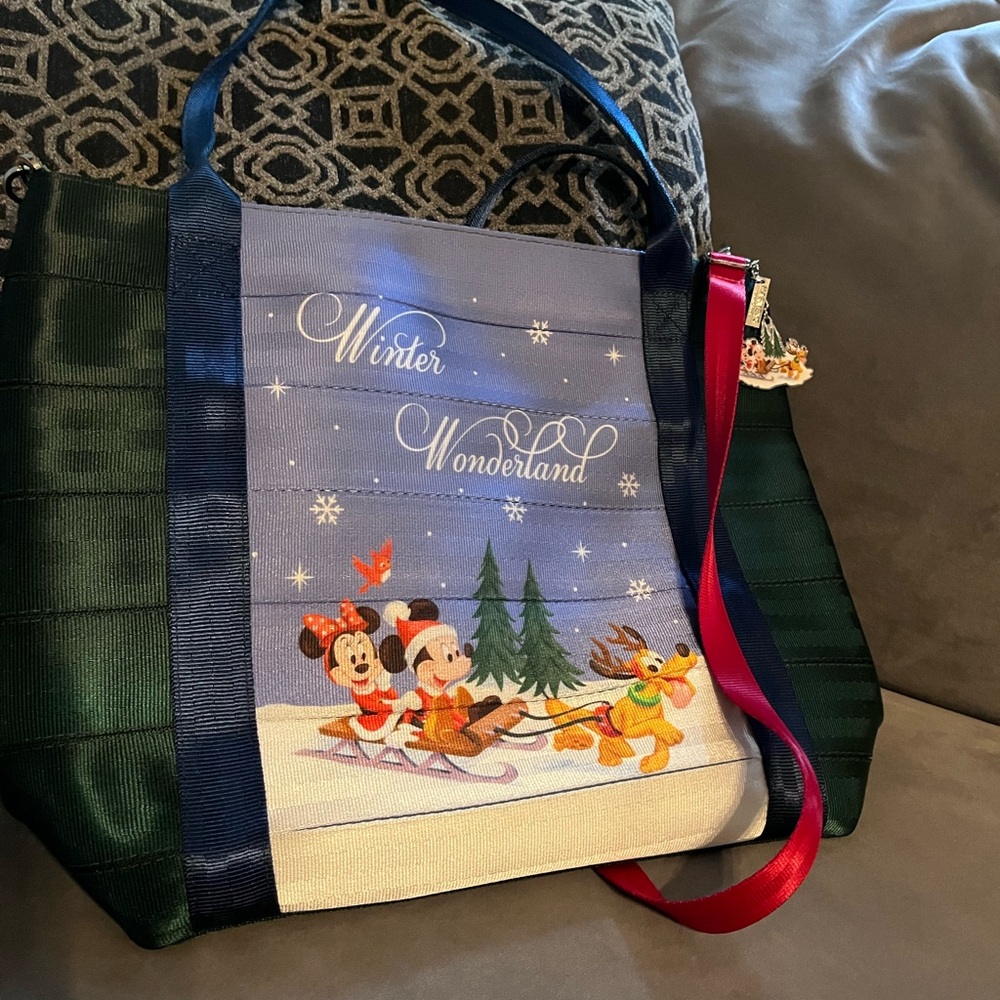 Harvey’s Large Disney Winter Wonderland Tote - Green and Red - Picture 6 of 7
